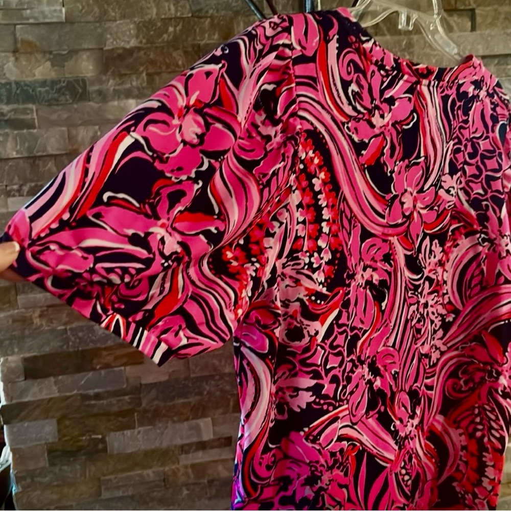 Lily Pulitzer Pink and Navy Blue graphic puff sleeve blouse.  NWOT.  Never worn. - Picture 4 of 4